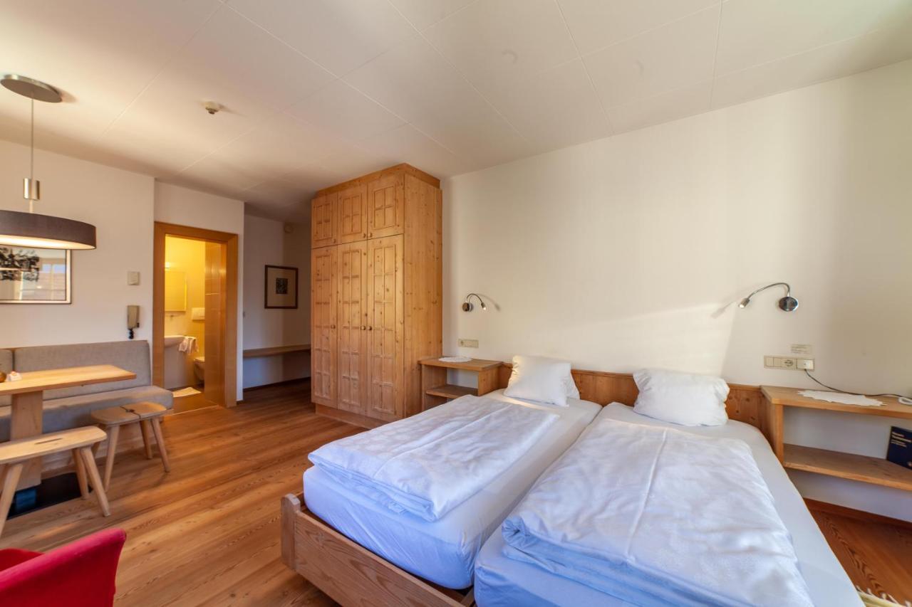 Hotel Greif Malles Venosta Exterior photo